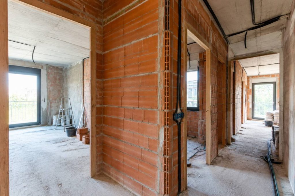 casa construyéndose con muros de ladrillo